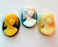 Камея / міні-скульптура, дівчина, що схилила голову, на овальному диску 3-х кольорів, 30х40 мм