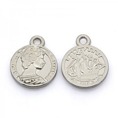 Кулон у вигляді монети, пластиковий з металевим покриттям, кольору платини, діам 16 мм.